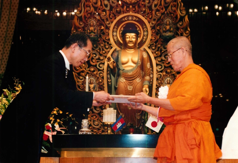 Maha Ghosananda receiving recognition for his peace work and contribution to humanity